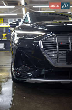 Внедорожник / Кроссовер Audi e-tron 2023 в 