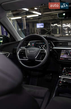 Внедорожник / Кроссовер Audi e-tron 2023 в 