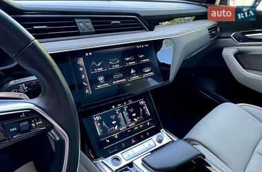 Внедорожник / Кроссовер Audi e-tron 2021 в 