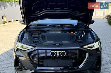 Внедорожник / Кроссовер Audi e-tron 2021 в 