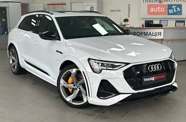 Позашляховик / Кросовер Audi e-tron 2022 в 