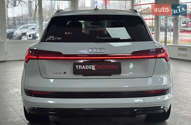 Позашляховик / Кросовер Audi e-tron 2022 в 