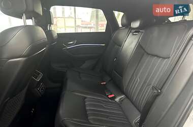 Позашляховик / Кросовер Audi e-tron 2022 в 