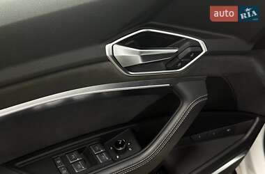 Позашляховик / Кросовер Audi e-tron 2022 в 