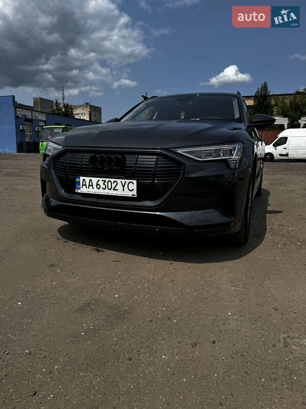 Внедорожник / Кроссовер Audi e-tron 2023 в 