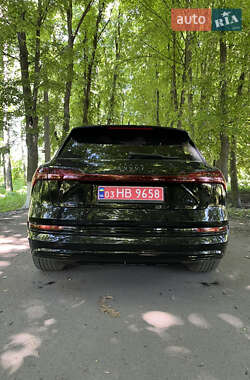 Позашляховик / Кросовер Audi e-tron 2020 в 