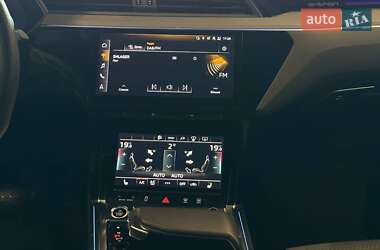 Внедорожник / Кроссовер Audi e-tron 2022 в 