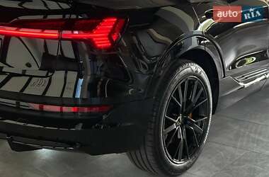 Внедорожник / Кроссовер Audi e-tron 2022 в 