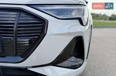 Позашляховик / Кросовер Audi e-tron 2021 в 