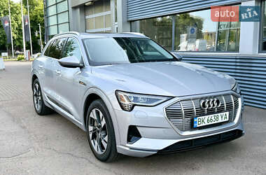Внедорожник / Кроссовер Audi e-tron 2022 в 