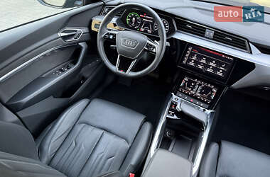 Позашляховик / Кросовер Audi e-tron 2022 в 