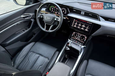 Позашляховик / Кросовер Audi e-tron 2022 в 
