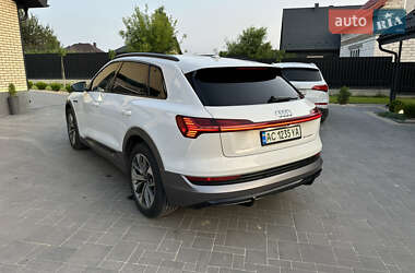 Позашляховик / Кросовер Audi e-tron 2021 в 
