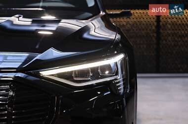 Позашляховик / Кросовер Audi e-tron 2019 в 