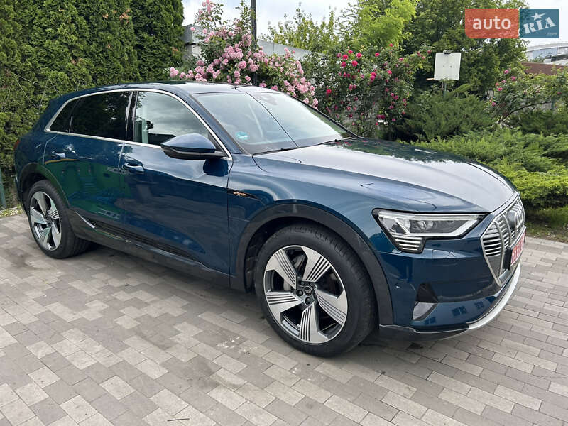 Внедорожник / Кроссовер Audi e-tron 2022 в 