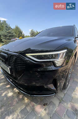 Внедорожник / Кроссовер Audi e-tron 2020 в 