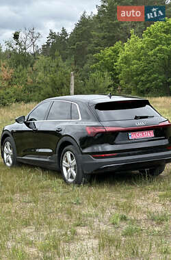 Внедорожник / Кроссовер Audi e-tron 2022 в 