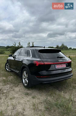 Внедорожник / Кроссовер Audi e-tron 2022 в 