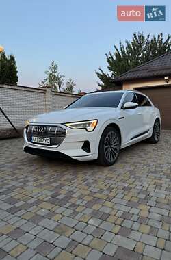 Позашляховик / Кросовер Audi e-tron 2019 в 