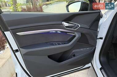 Внедорожник / Кроссовер Audi e-tron 2022 в 
