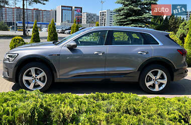 Позашляховик / Кросовер Audi e-tron 2021 в 