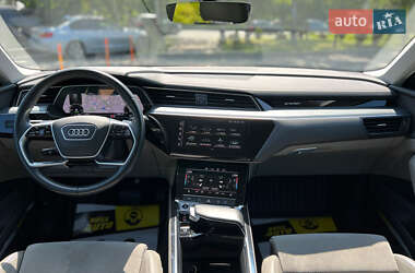 Позашляховик / Кросовер Audi e-tron 2021 в 