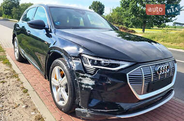 Позашляховик / Кросовер Audi e-tron 2022 в 
