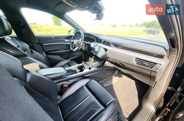 Позашляховик / Кросовер Audi e-tron 2022 в 