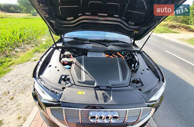 Позашляховик / Кросовер Audi e-tron 2022 в 