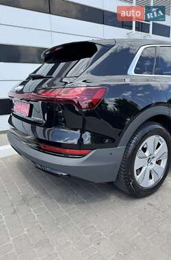 Внедорожник / Кроссовер Audi e-tron 2022 в 