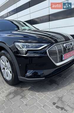 Внедорожник / Кроссовер Audi e-tron 2022 в 