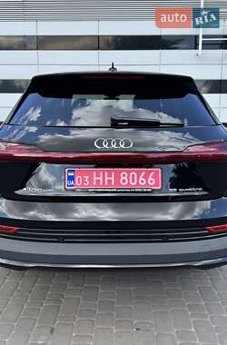 Внедорожник / Кроссовер Audi e-tron 2022 в 