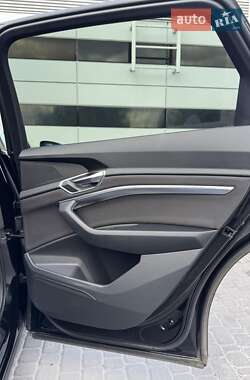 Внедорожник / Кроссовер Audi e-tron 2022 в 