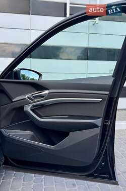Внедорожник / Кроссовер Audi e-tron 2022 в 