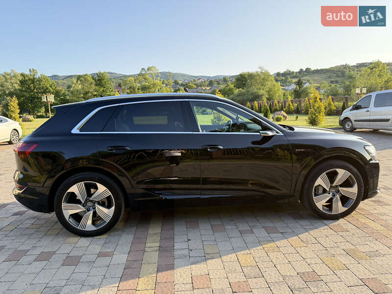 Внедорожник / Кроссовер Audi e-tron 2020 в Сваляве