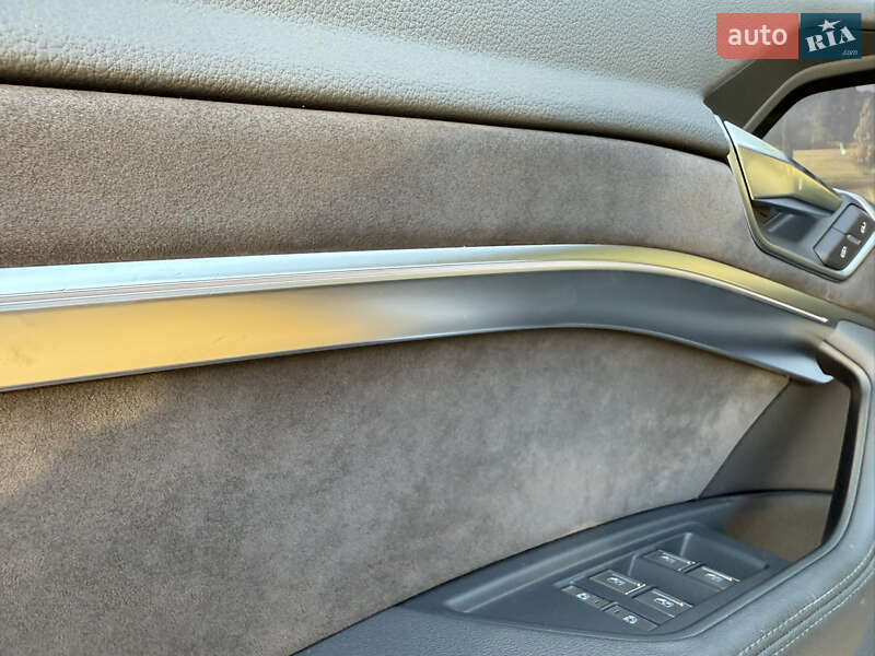 Внедорожник / Кроссовер Audi e-tron 2020 в Сваляве