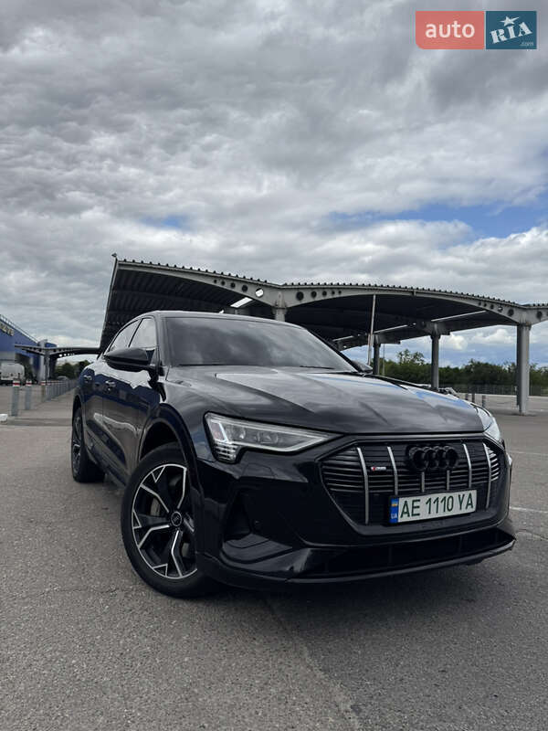 Внедорожник / Кроссовер Audi e-tron 2020 в 