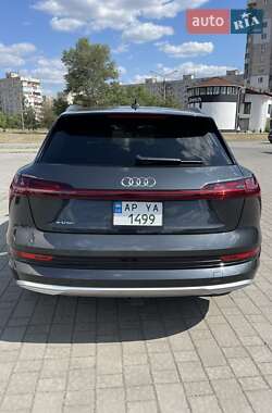 Позашляховик / Кросовер Audi e-tron 2019 в 