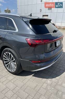 Позашляховик / Кросовер Audi e-tron 2019 в 