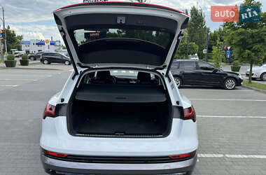 Позашляховик / Кросовер Audi e-tron 2023 в 