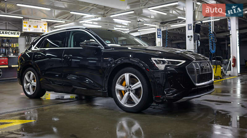 Внедорожник / Кроссовер Audi e-tron 2023 в 