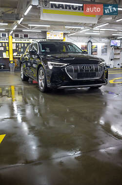 Внедорожник / Кроссовер Audi e-tron 2023 в 