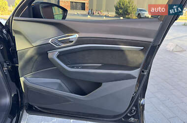 Внедорожник / Кроссовер Audi e-tron 2023 в 