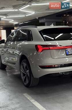 Позашляховик / Кросовер Audi e-tron 2022 в 