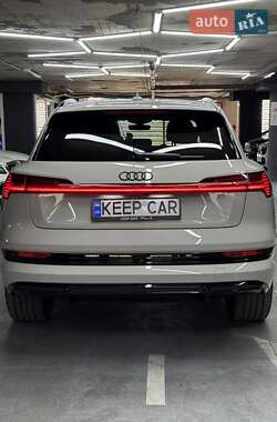 Позашляховик / Кросовер Audi e-tron 2022 в 