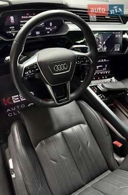 Позашляховик / Кросовер Audi e-tron 2022 в 