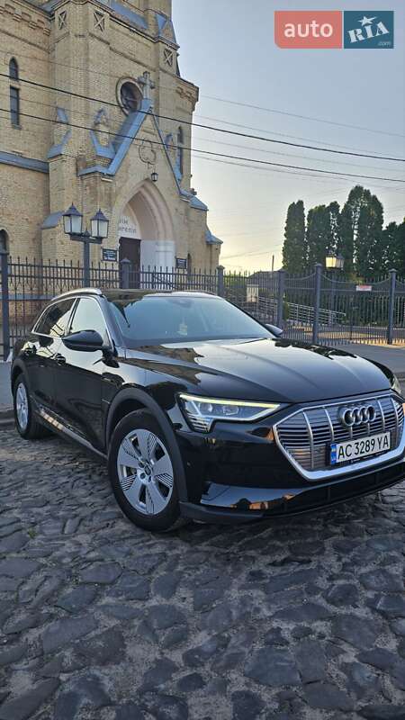 Внедорожник / Кроссовер Audi e-tron 2019 в 