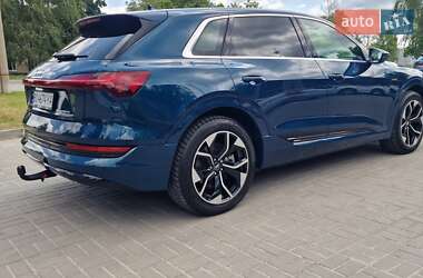 Позашляховик / Кросовер Audi e-tron 2021 в 