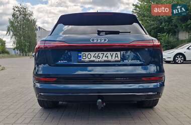 Позашляховик / Кросовер Audi e-tron 2021 в 
