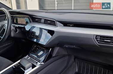 Позашляховик / Кросовер Audi e-tron 2021 в 
